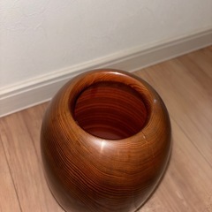 木目が美しい花器の画像