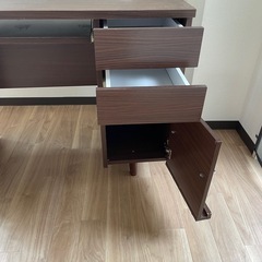 デスクとオフィスチェアの画像