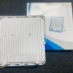 極薄型 LED投光器 200W 2個セット 広角120° 昼光色6000K 22000LM IP67 作業灯 駐車場灯 防水 屋外の画像