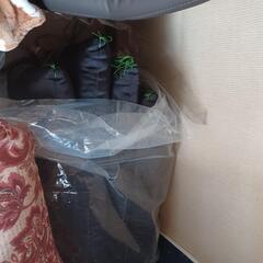 ¥300.再値下げ❗　残り８枚　(バラ売り可)
ほぼ新品、高級布団です 
の画像