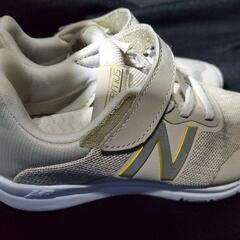 New Balance ベルクロストラップ付きの子供用スニーカー