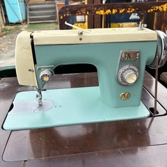レトロなミシン　ジャノメ
