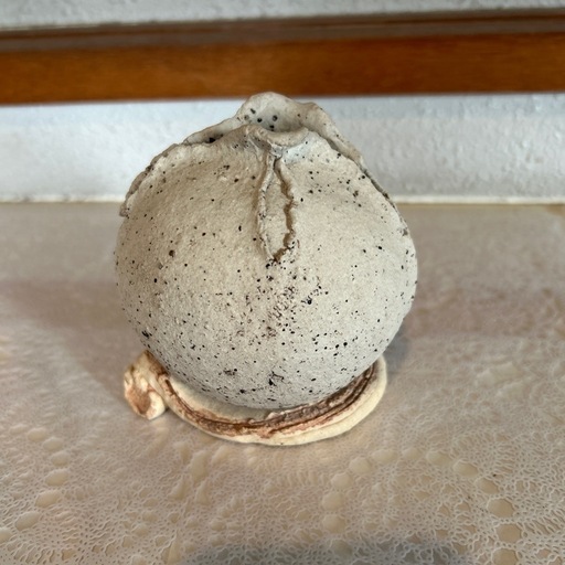 ひび割れデザインの陶器製花器