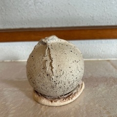ひび割れデザインの陶器製花器