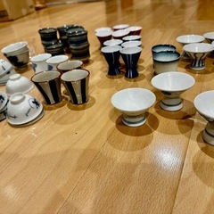 多様なデザインの陶器製お猪口 40個以上の画像
