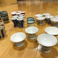 多様なデザインの陶器製お猪口 40個以上の画像