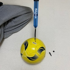 ほぼ新品同様！黄色と青のサッカーボール（空気入れ付き）