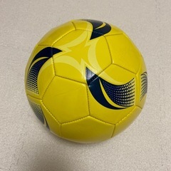 ほぼ新品同様！黄色と青のサッカーボール（空気入れ付き）の画像
