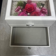 薔薇のプリザーブドの宝石箱の画像