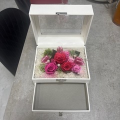 薔薇のプリザーブドの宝石箱の画像