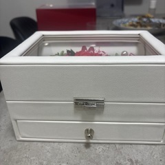 薔薇のプリザーブドの宝石箱の画像