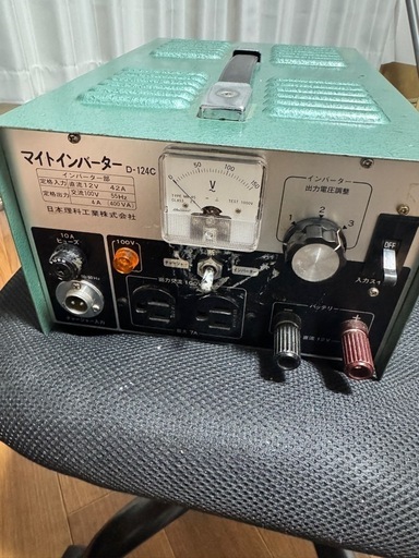 これは D-124C インバーター兼チャージャー です。 これは D-124C インバーター兼チャージャー です。