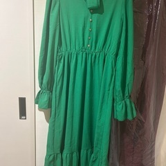 鮮やかなグリーンのロングワンピース
