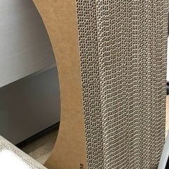 美品　とぎカスがでない 長持ち　 1年高耐久 ・ 純日本製 】 nyansの爪とぎ [ 猫 爪研ぎ 超強化ダンボール ベッドとしても使える ] リラックス型 Mサイズ ニャンズ  保護猫　猫カフェ　キャット　爪研ぎ　nyans 多頭飼いの画像