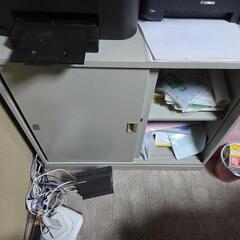 事務机、椅子セット(３セット)と書庫の画像