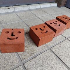 レンガブロック　4個セット　笑顔　0cm×10cm×6cm　四角形　フェイス　おしゃれ かわいい 置物 インテリア エクステリアガーデンの画像