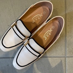 【一度のみの着用】ベージュローファーの画像