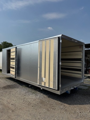 仕上げ済み！断熱材入り！中仕切り扉！スライド式横扉！バイクガレージ