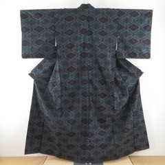 紬 着物 大島紬 黒色ｘ灰色ｘ朱色ｘ紺色 幾何学模様 バチ衿 正...