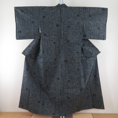 紬 着物 エスニック調模様 黒色ｘ灰色 袷 バチ衿 絹 仕立て上...