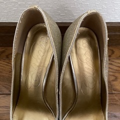 ゴールドパンプスの画像