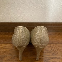 ゴールドパンプスの画像