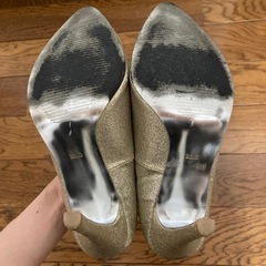 ゴールドパンプスの画像