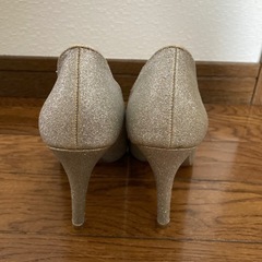 シルバーパンプスの画像