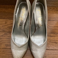 シルバーパンプスの画像