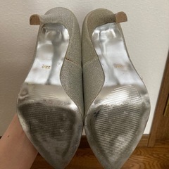シルバーパンプスの画像