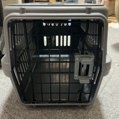 小型犬用のクレート(グレー)の画像