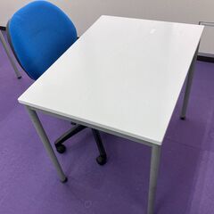 机とオフィスチェアのセット