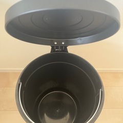 ニトリ　ごみ箱（丸型、ペダル式）の画像