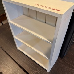 白い小さめの棚 