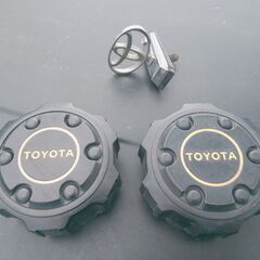 希少：トヨタランクル　純正ホイールセンターキャップ２個セット