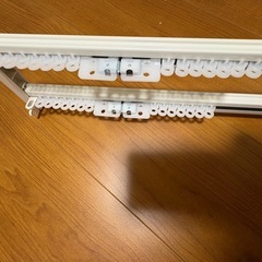 【新品】カーテンレール 1.1〜2m ダブル 白 付属品全部付いてますの画像