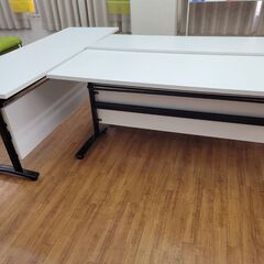 施設で使用している長机を差し上げます。全ての引き取りが条件です。の画像