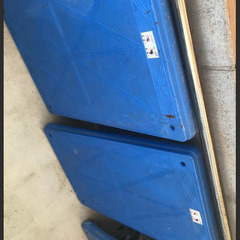 青いプラスチック製台車 4キャスター付き 3台の画像