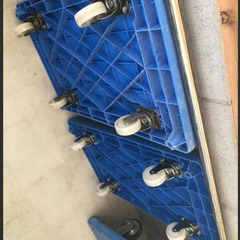 青いプラスチック製台車 4キャスター付き 3台