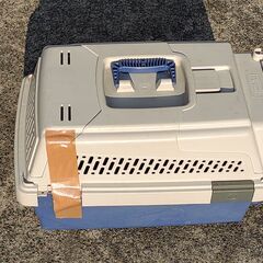 猫 キャリーケース 　中古品（破損あり）です。