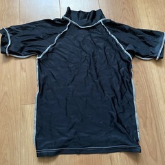 ラッシュガード　黒　水着