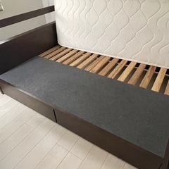 クイーンベッドとマットレスのセットの画像