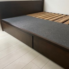 クイーンベッドとマットレスのセットの画像