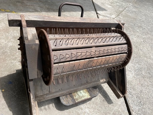 レトロ足踏み式脱穀機