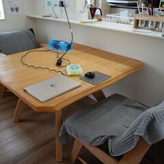 木製ダイニングテーブルと木製椅子２脚