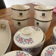 お話中。差し上げます。レトロ食器　花柄の画像