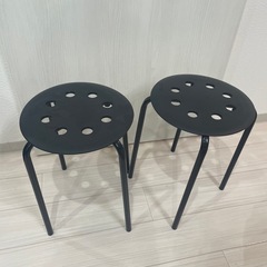 IKEAの丸椅子2つ