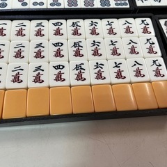 麻雀牌 フルセット 欠品なし サイコロ4個 赤4 花4 点棒各家30,000点持ち 起家マーク付属 未使用に近い 中古品 ④の画像