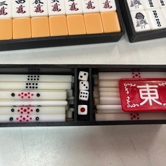 麻雀牌 フルセット 欠品なし サイコロ4個 赤4 花4 点棒各家30,000点持ち 起家マーク付属 未使用に近い 中古品 ④の画像