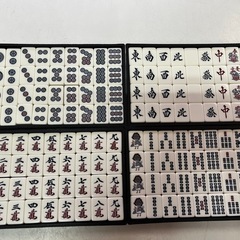 麻雀牌 フルセット 欠品なし サイコロ4個 赤4 花4 点棒各家30,000点持ち 起家マーク付属 未使用に近い 中古品 ④の画像